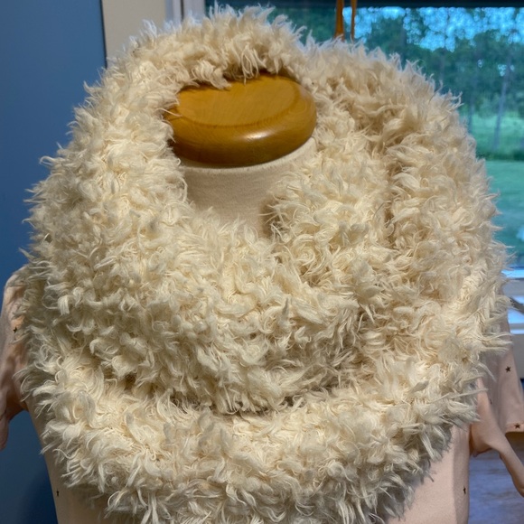 Faux Down Off-White Wrap Scarf - Picture 2 of 3